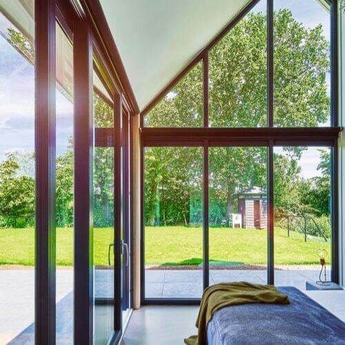 Kozijnen in een slaapkamer met veel glas zorgen voor een helder, lichtinval en een ruimtelijk gevoel. Ze bieden uitstekende isolatie en veiligheid, terwijl ze het comfort en de esthetiek van de kamer verbeteren.
