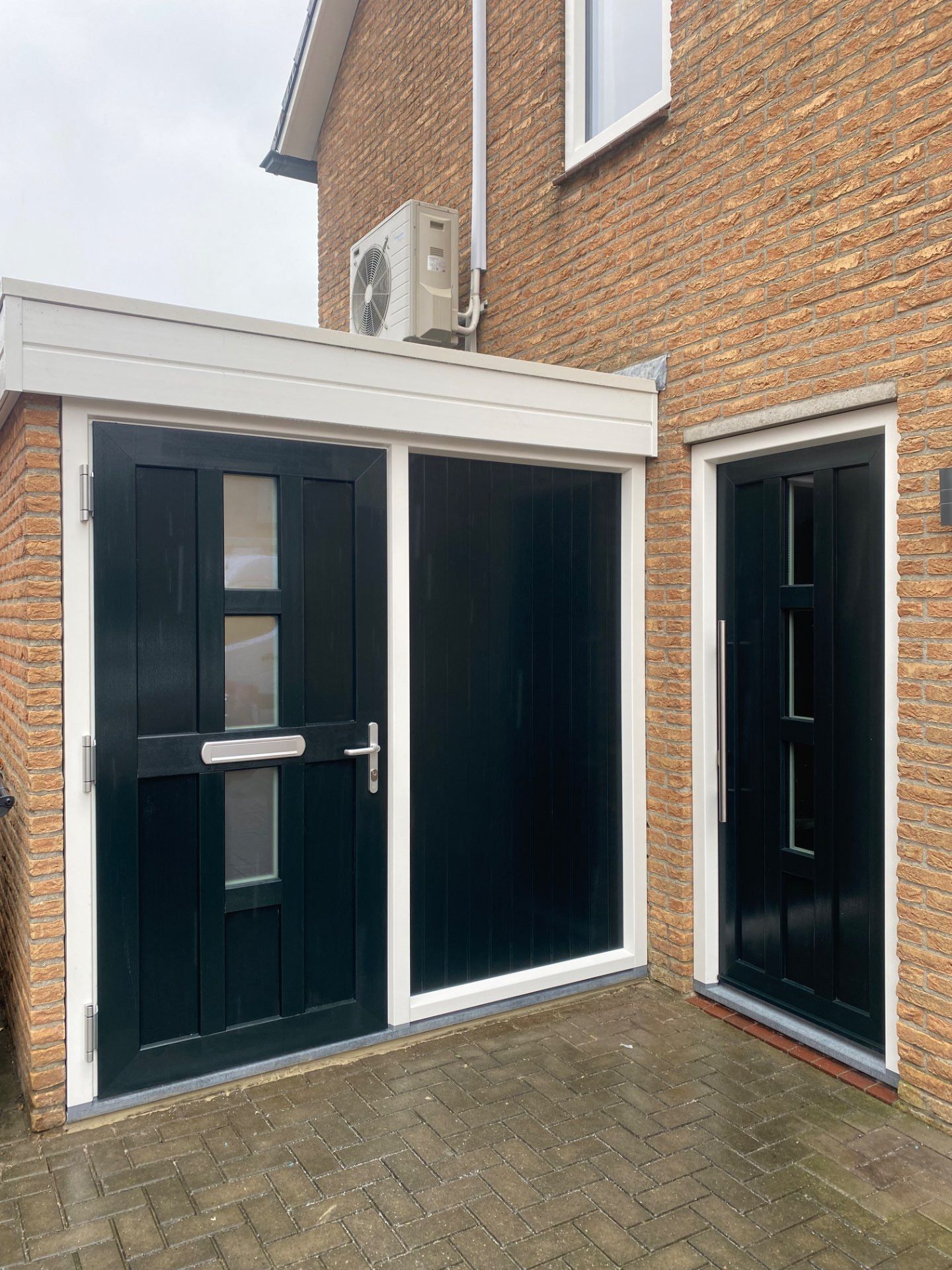 Nieuwe kunststof deuren bij woningrenovatie in Borne voor verbeterde isolatie, veiligheid en duurzaamheid.