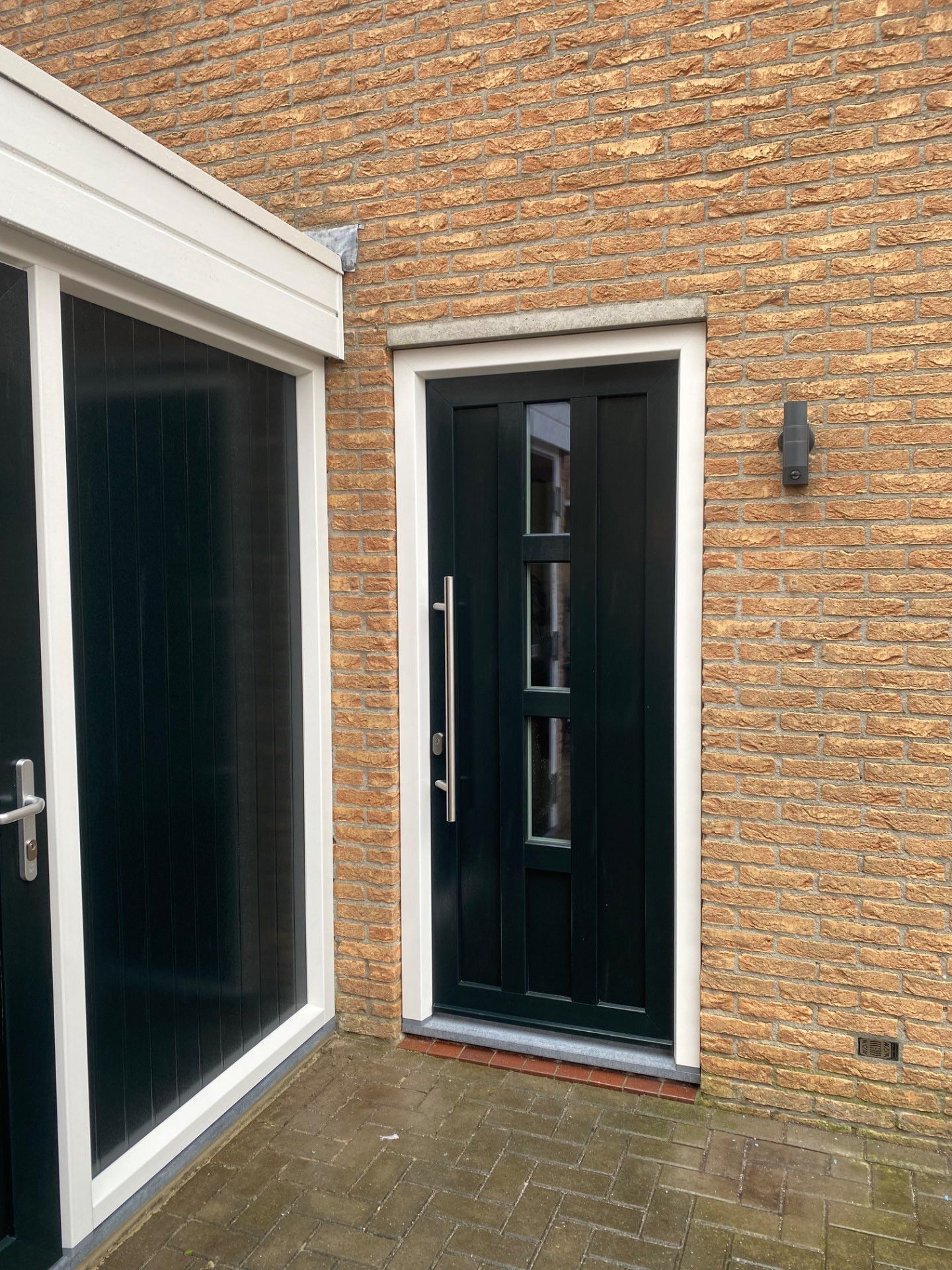 Woning renoveren met kunststof kozijnen en voordeur voor optimale isolatie, veiligheid en duurzaamheid.