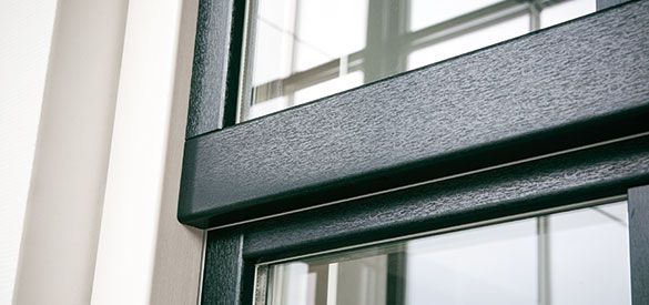 Een kunststof kozijn met een houtnerf patroon