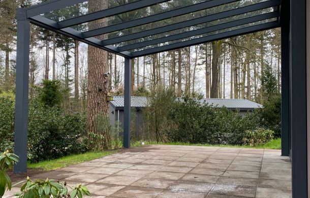 Aluminium overkapping voor de tuin creëer meer leefruimte in stijl