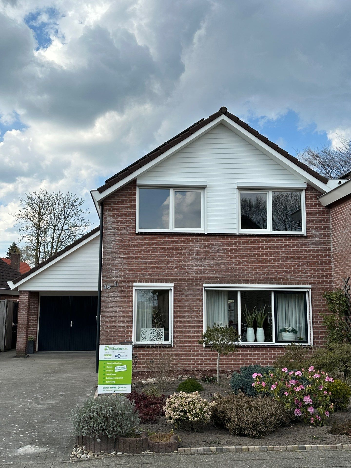 Kunststof renovatieproject voor het verbeteren van de energie-efficiëntie, isolatie en duurzaamheid met hoogwaardige kunststof kozijnen en deuren.