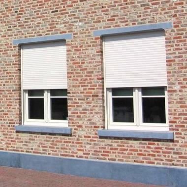 Zonwering met rolluiken biedt uitstekende bescherming tegen zonlicht, warmte en privacy. Het helpt de temperatuur in huis te reguleren, verhoogt de veiligheid en biedt extra geluidsisolatie voor een comfortabele leefomgeving.