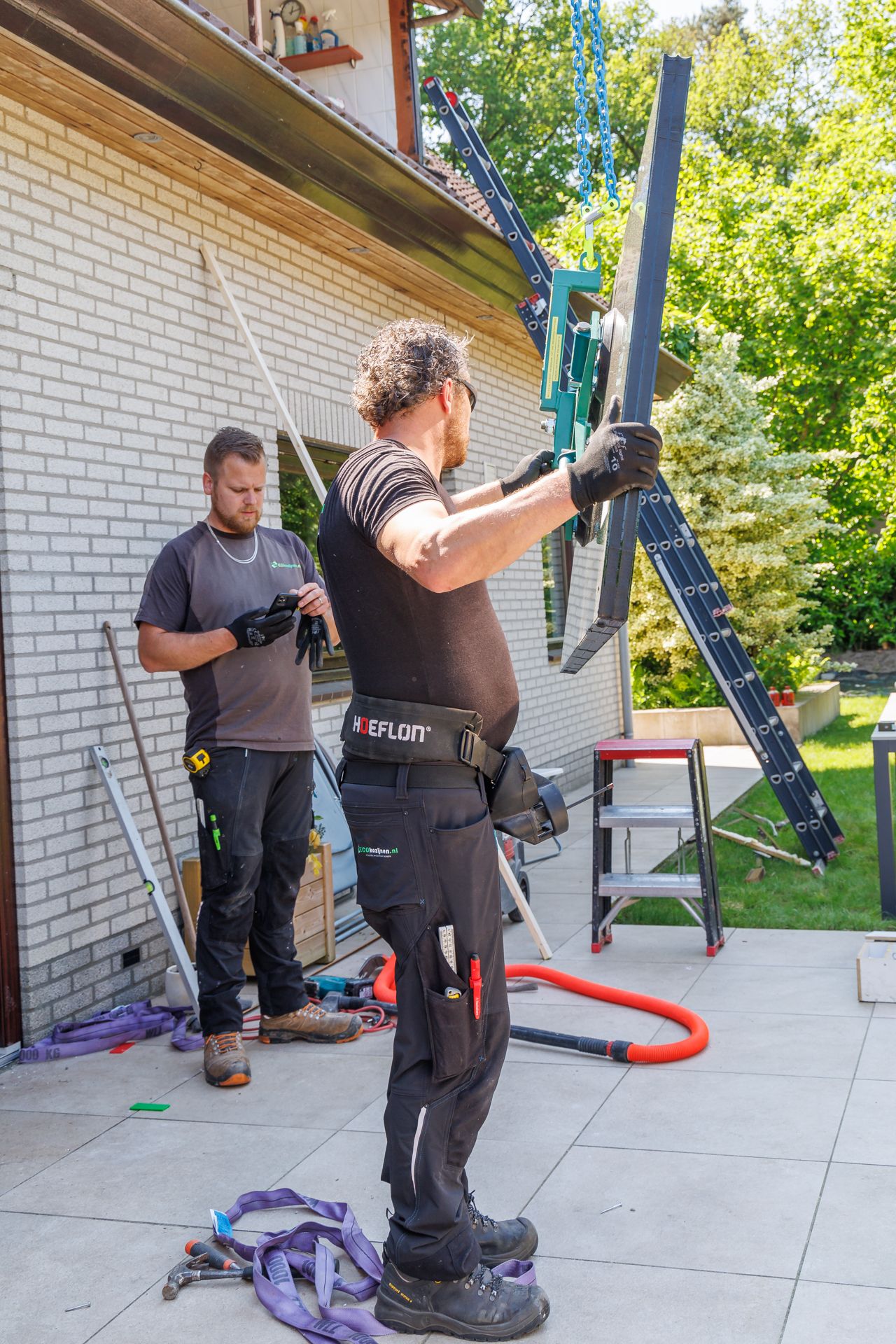 Plaatsing van een ruit door een monteur van Ecokozijnen in kunststof kozijnen voor optimale isolatie en energie-efficiëntie.