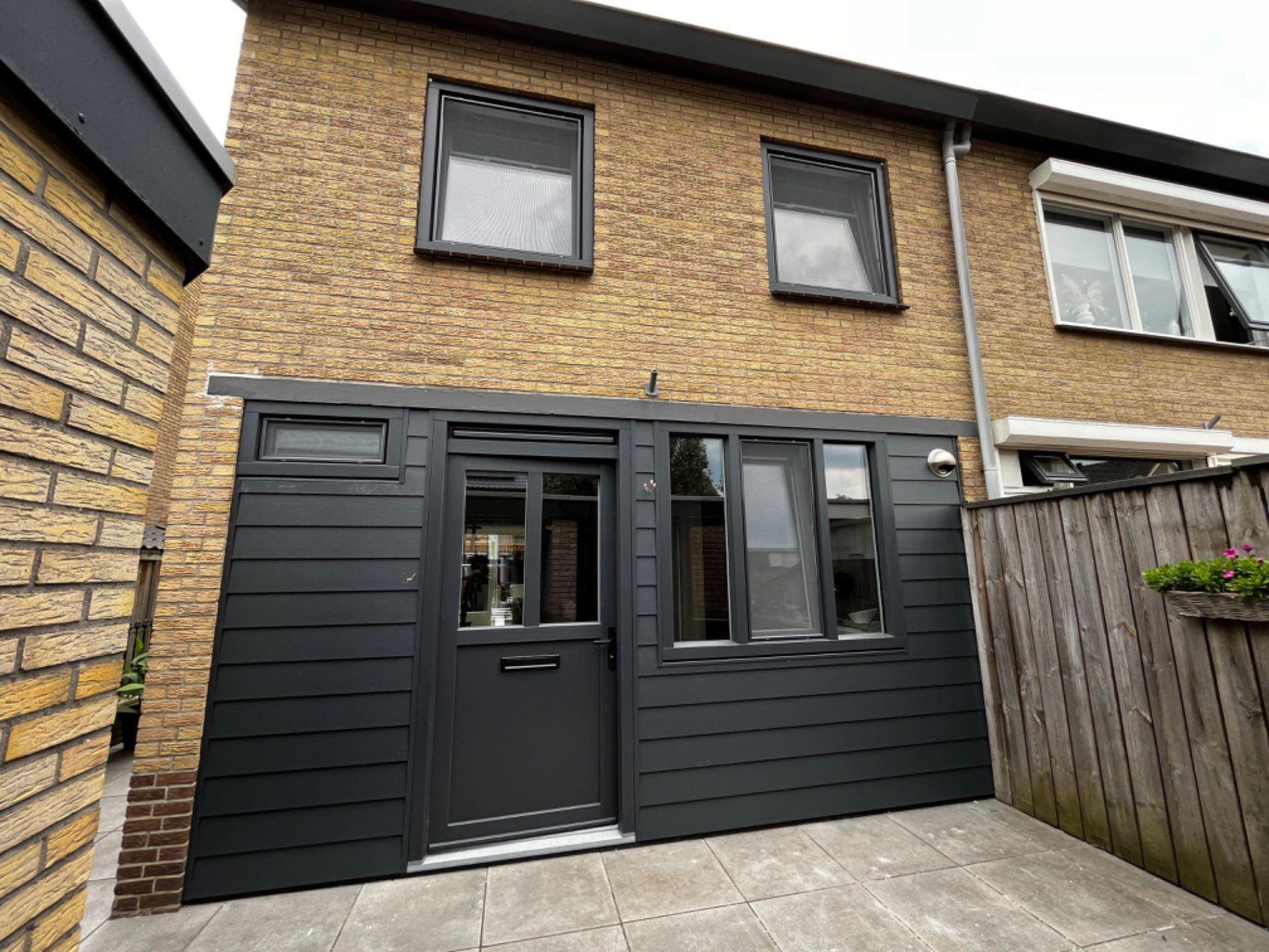 Kunststof gevelbekleding voor renovatie met kunststof rabatdelen voor een moderne uitstraling, uitstekende isolatie en minimale onderhoudskosten.