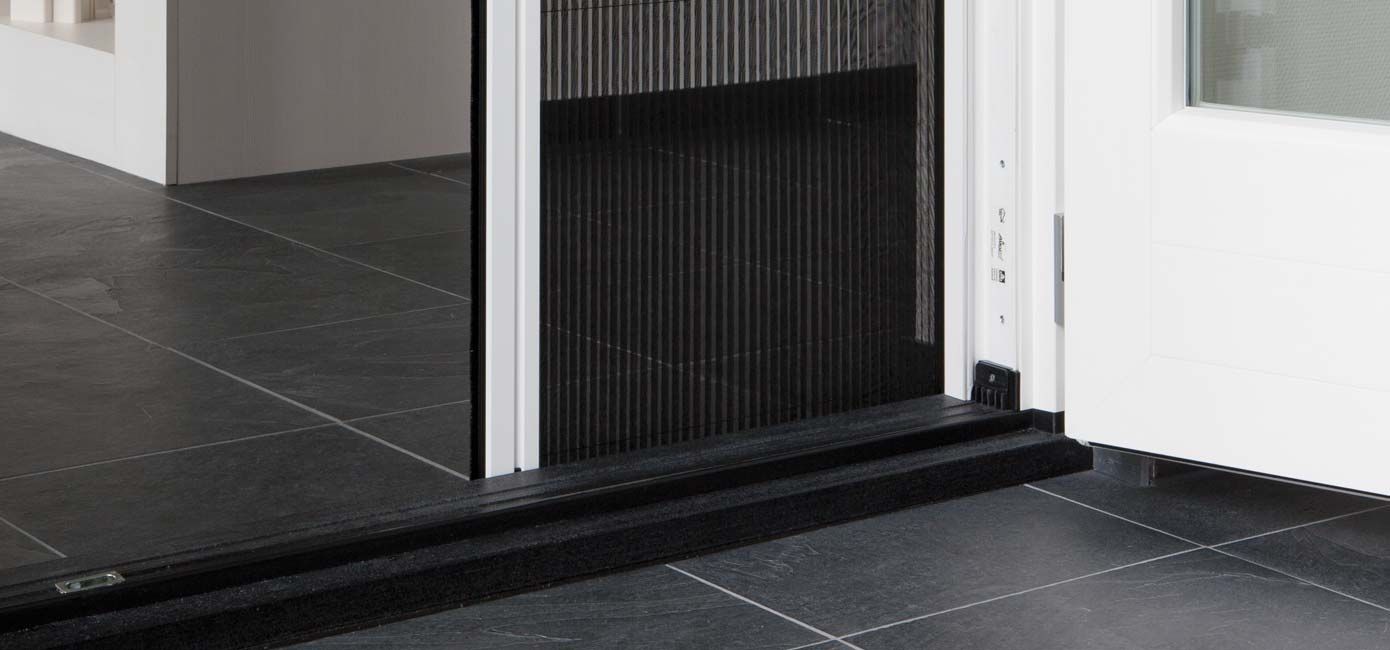 Plisséhordeuren voor effectieve insectenbescherming, met een strak design en ruimtebesparend systeem, ideaal voor een soepele werking en een frisse luchtstroom in huis.