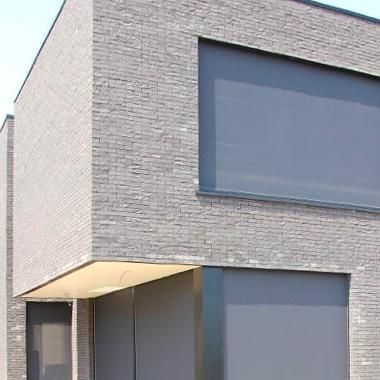 Zonwering met screens biedt effectieve bescherming tegen zonlicht en warmte, terwijl het zicht naar buiten behouden blijft. Deze oplossing is energie-efficiënt, voorkomt verblinding en draagt bij aan een comfortabele binnenomgeving.