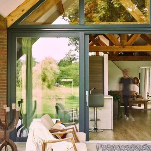 Schuifpuien van kostenbesparend kunststof bieden uitstekende isolatie, verminderen warmteverlies en verlagen energiekosten, terwijl ze een moderne uitstraling en gemakkelijke toegang tot de tuin bieden, met weinig onderhoud.