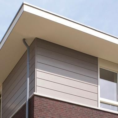 Strakke kunststof gevelbekleding met brede sponningsdelen aan moderne woning, duurzame afwerking met uitstekende bescherming