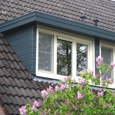 EcoKozijnen plaatst een duurzame kunststof dakkapel met hoogwaardige kozijnen voor maximale leefruimte en energiebesparing