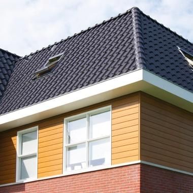 Gevelbekleding normaal, een standaard manier van gevelafwerking die zorgt voor bescherming en esthetische uitstraling van de buitenkant van een woning, met gebruik van diverse materialen zoals hout, kunststof of metaal.