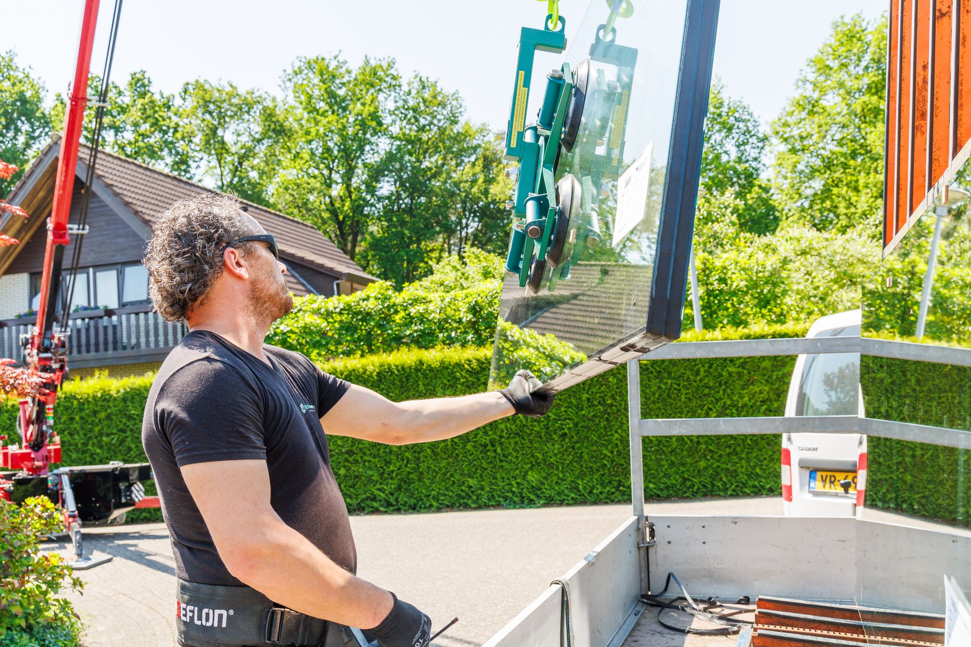 Plaatsing van een ruit in kunststof kozijnen door een monteur van Ecokozijnen voor optimale isolatie en energie-efficiëntie.