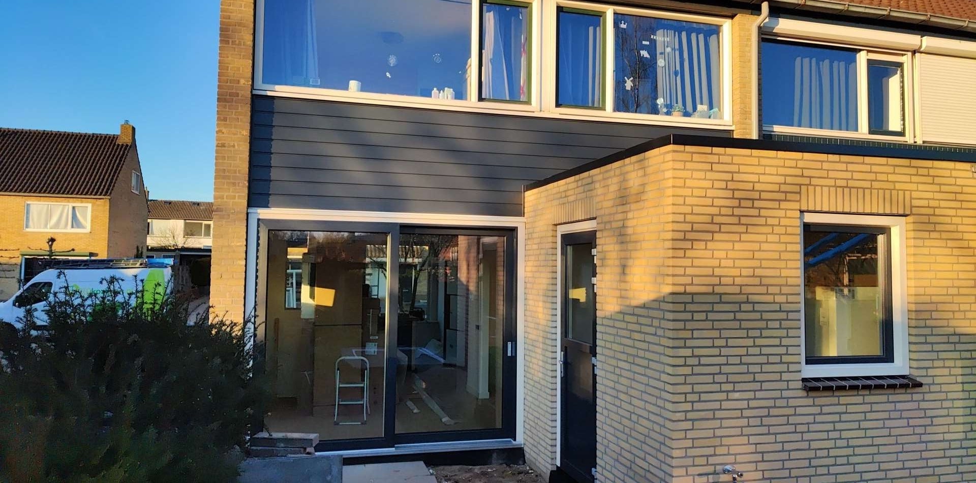 Volledige woningrenovatie met de vervanging van houten kozijnen door kunststof kozijnen voor verbeterde isolatie, duurzaamheid en lage onderhoudskosten. Gevelbekleding