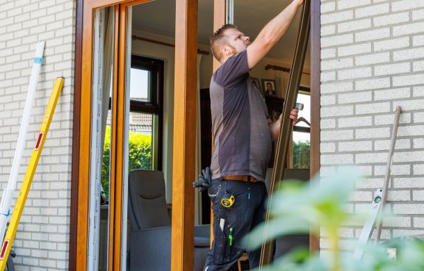 Waarom een plissé hordeur onmisbaar is in de lente en zomer